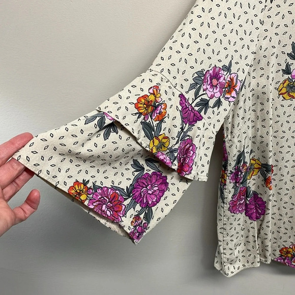 Urban Romantics Floral Tiered 3/4 Bell Sleeve Blouse L - Picture 2 of 16